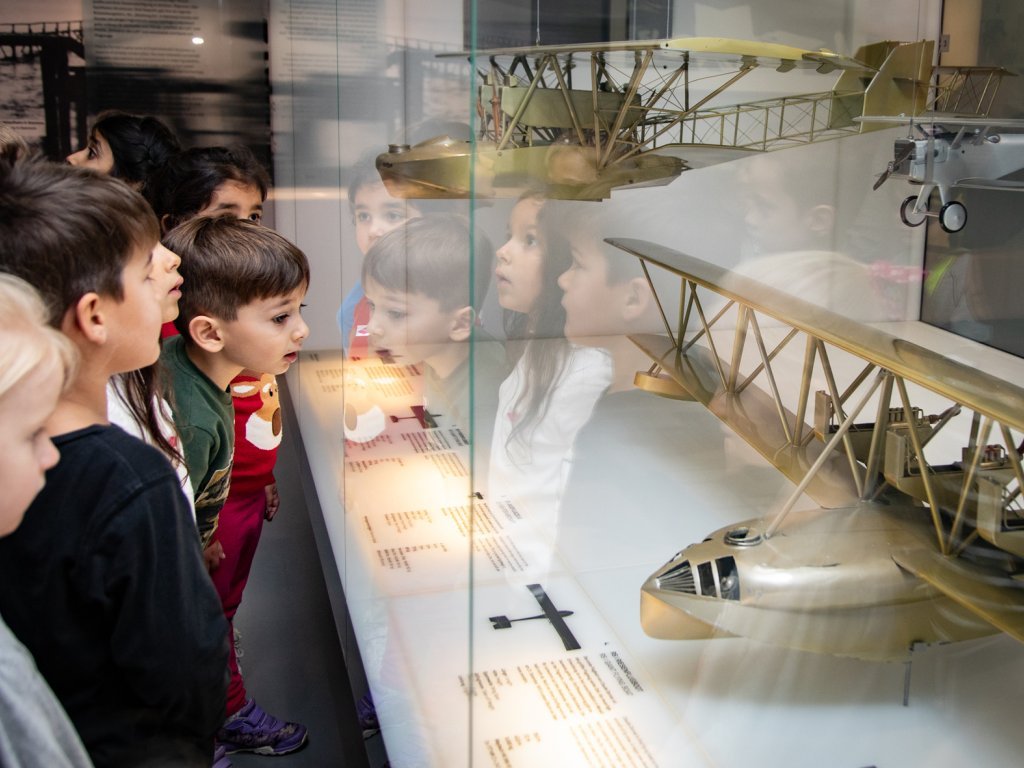 Familie im Dornier Museum in Friedrichshafen