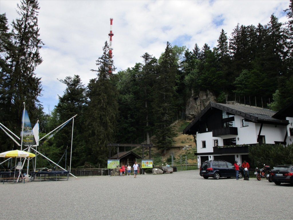 Eingang zum Wildpark mit Sendeturm im Hintergrund