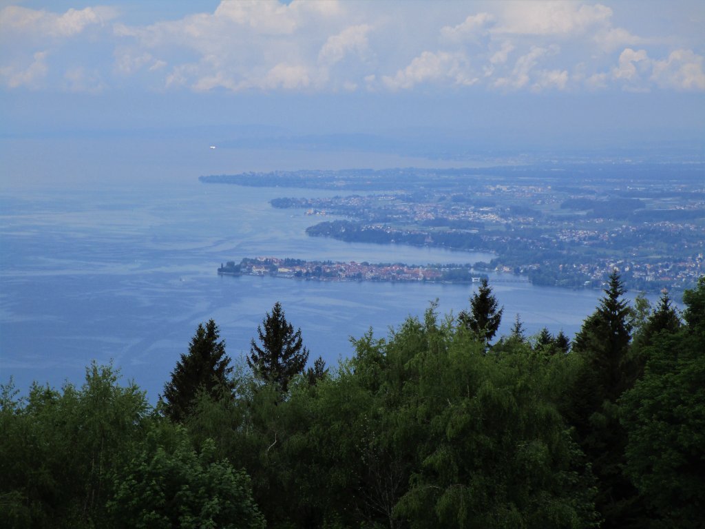 Wunderschöne Aussicht von der Bergstation Pfänderbahn auf das Deutsche Bodenseeufer mit der Insel Lindau...