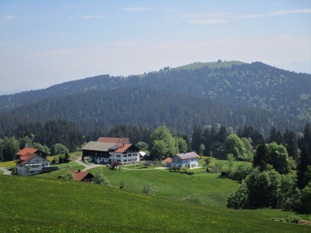 Blick über die Parzelle Hub auf den 3. Gipfel, den Hirschberg