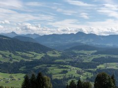 Ausblick Richtung Hittisau und Krumbach vom Dorfplatz Sulzberg